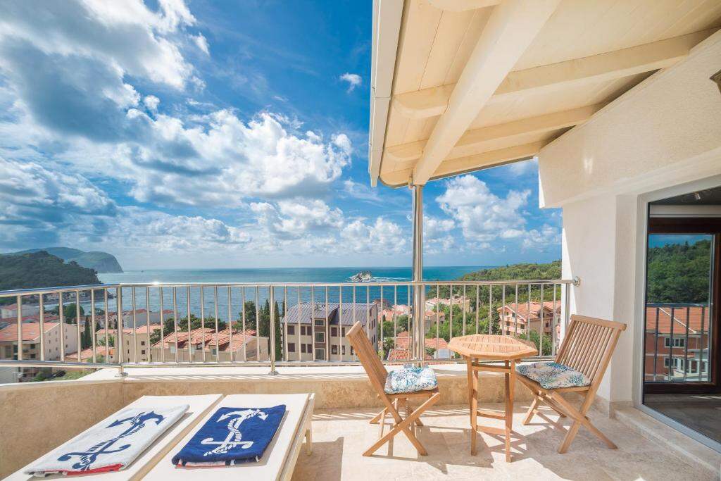 Terrace with table, chairs and view over Petrovac bay