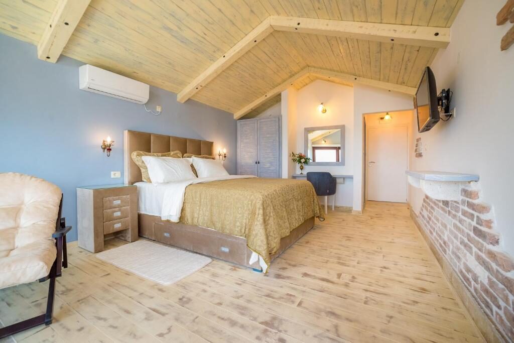 Bright apartment with king bed and wooden beamed ceiling